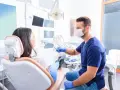 Zarobki dentysty w Polsce: Ile naprawdę zarabia stomatolog?