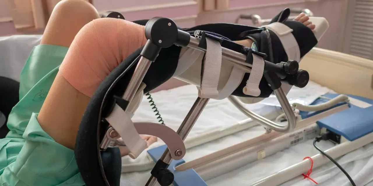 Rehabilitacja po endoprotezie kolana: Jak długo? Etapy i porady
