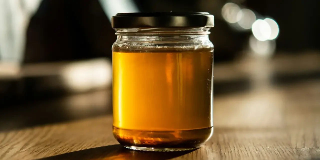 Jaki miód na ból gardła? Wybierz naturalny antybiotyk!