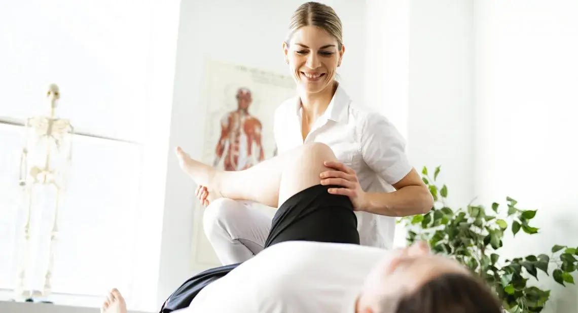 Ile kosztuje fizjoterapeuta w domu? Ceny, NFZ i jak oszczędzić