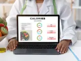 Dieta kopenhaska dokładny jadłospis. Na ekranie laptopa licznik kalorii z podziałem na tłuszcze, węglowodany i białka.