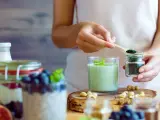 Dodawanie spiruliny do smoothie to jeden ze sposobów, jak obniżyć CRP naturalnie. Zdrowy koktajl z owocami i orzechami.