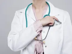 Lekarz sądowy a medyk sądowy: Kto jest kim i co robi?