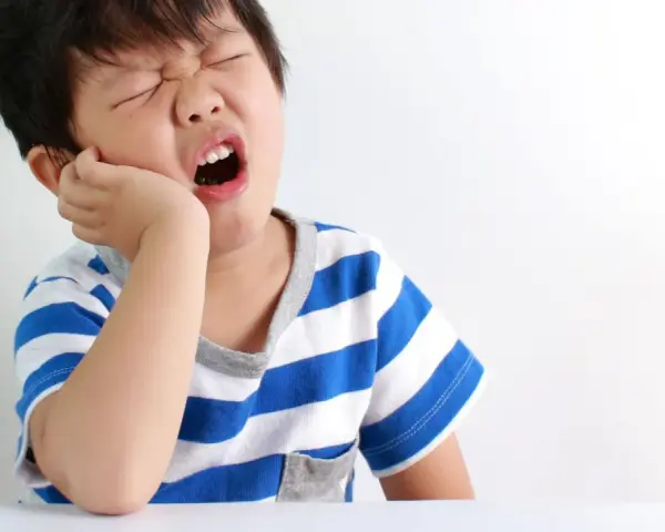 Dziecko boli ząb? Sprawdzone domowe sposoby i kiedy do dentysty