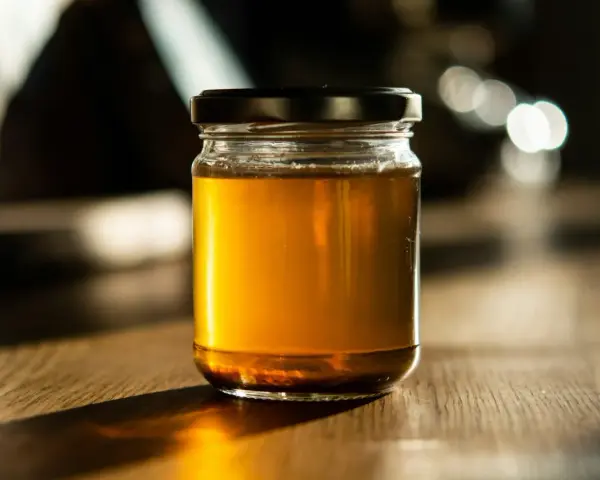 Jaki miód na ból gardła? Wybierz naturalny antybiotyk!