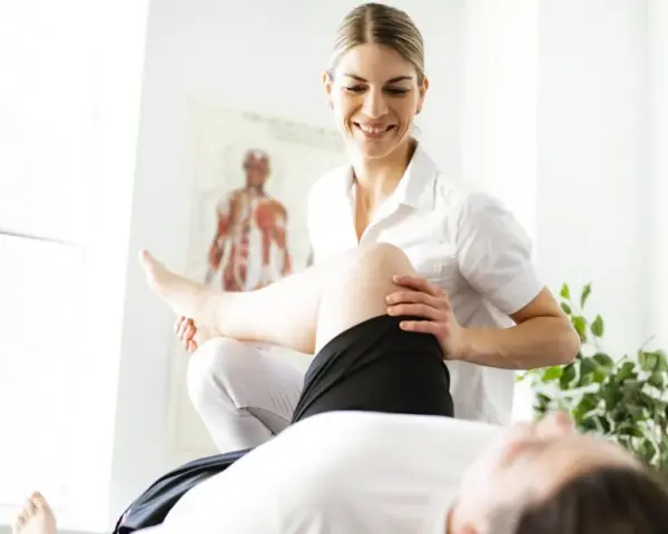 Ile kosztuje fizjoterapeuta w domu? Ceny, NFZ i jak oszczędzić