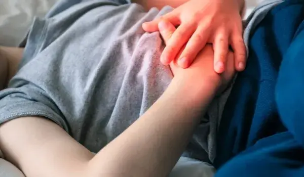 Ból brzucha u dziecka: Co podać i kiedy pilnie do lekarza?