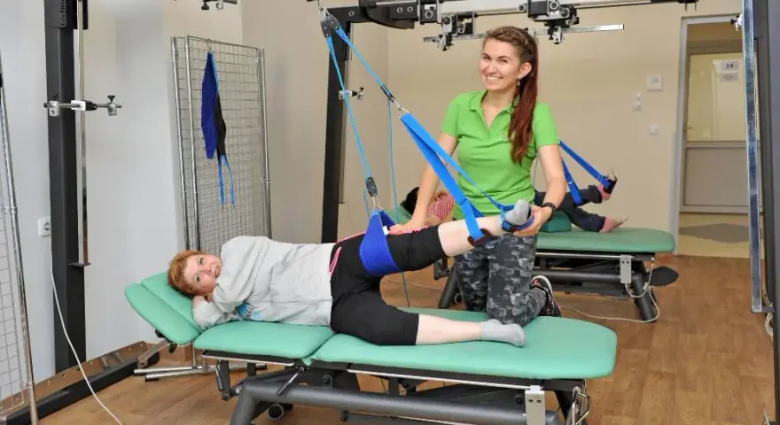 Rehabilitacja NFZ bez kolejek? Poznaj sprawdzone sposoby!