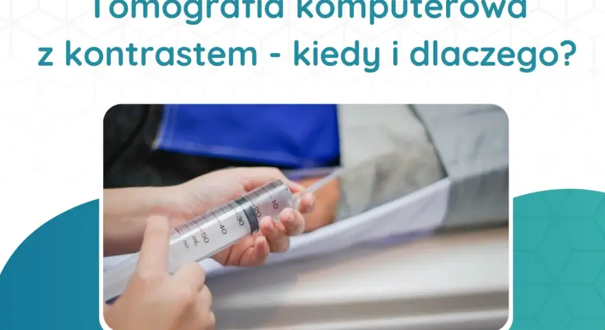 Przygotowanie do tomografii komputerowej z kontrastem. Strzykawka z płynem w rękach medyka.