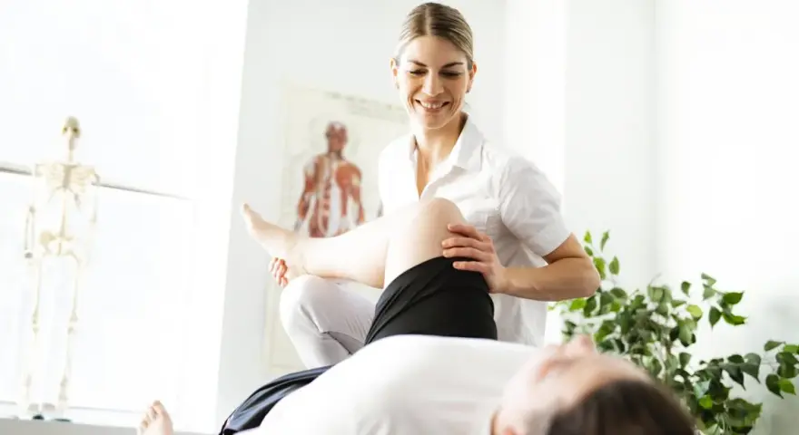 Ile kosztuje fizjoterapeuta w domu? Ceny, NFZ i jak oszczędzić
