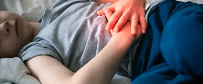 Ból brzucha u dziecka: Co podać i kiedy pilnie do lekarza?