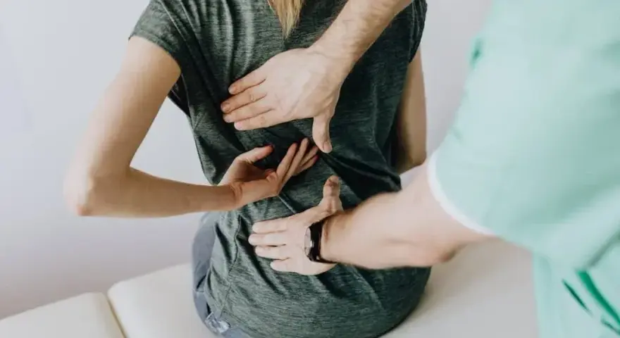 Rehabilitacja a L4: Kiedy dostaniesz zwolnienie? Ekspert radzi