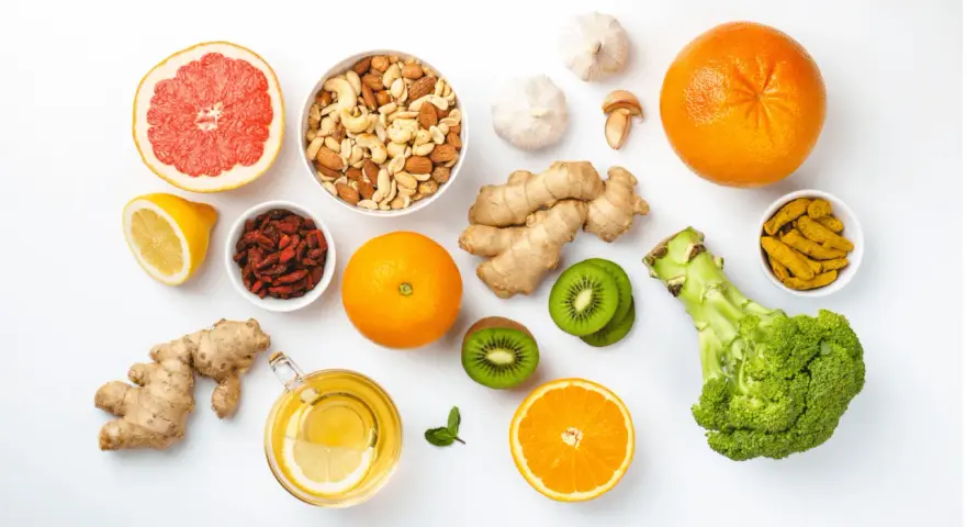 Naturalne składniki wspierające odporność: cytrusy, imbir, czosnek, jagody goji, orzechy, kiwi, kurkuma, brokuły. Jak wzmocnić układ immunologiczny u dorosłych?