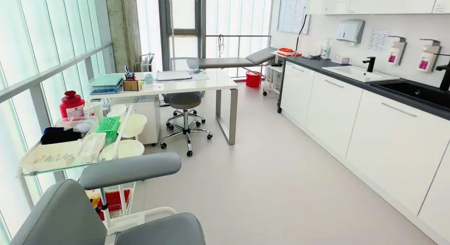 Gabinet zabiegowy z fotelem do pobierania krwi, stołem i szafkami. Dowiedz się, jak przygotować się do badania krwi.
