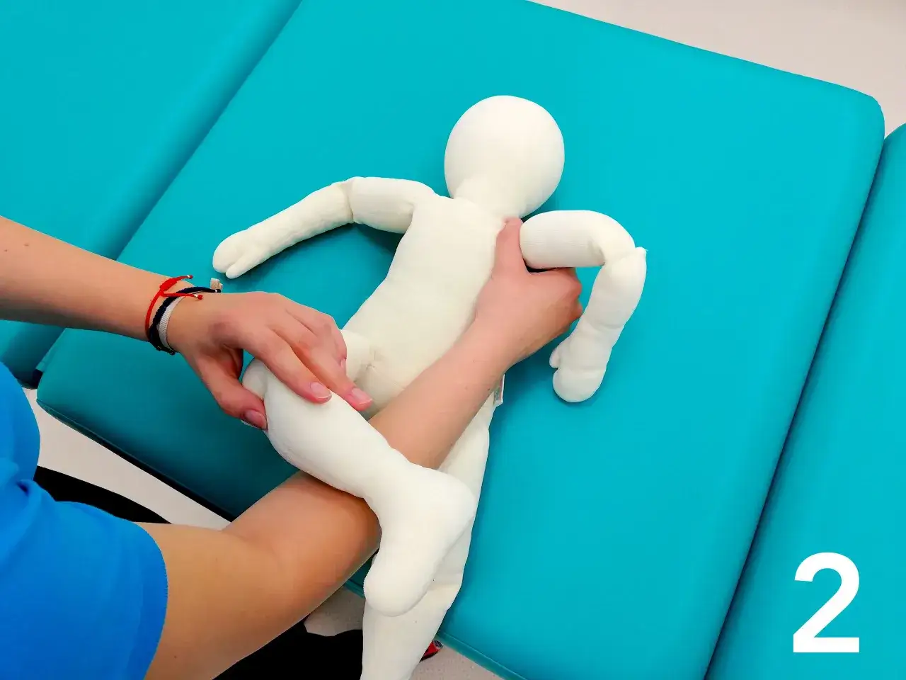 prawidłowe podnoszenie niemowlęcia fizjoterapeuta
