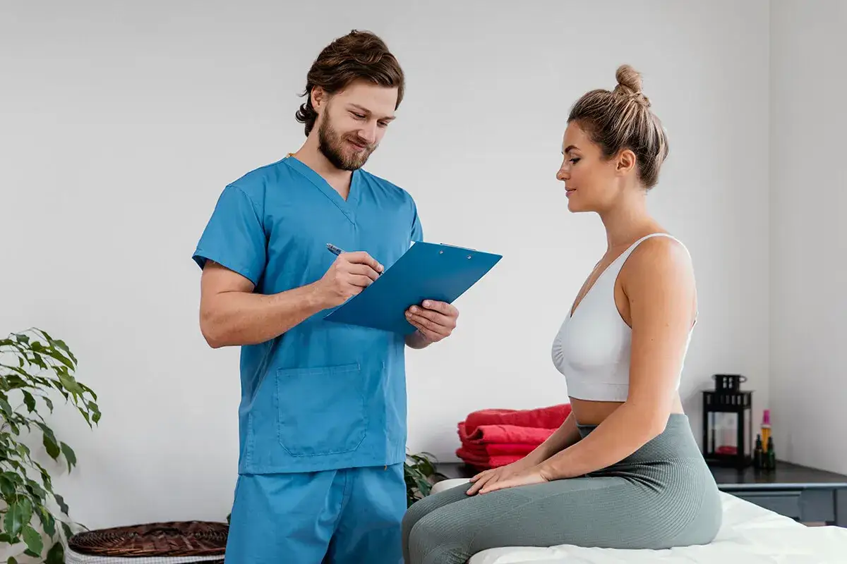 fizjoterapeuta z pacjentem ćwiczenia