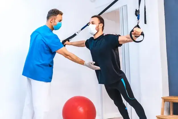 fizjoterapeuta pomaga pacjentowi